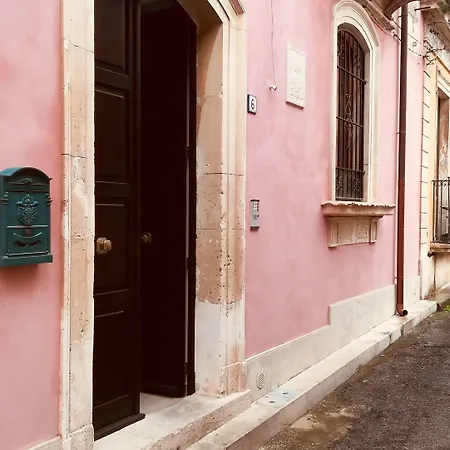 Esagono Monello Konukevi Avola